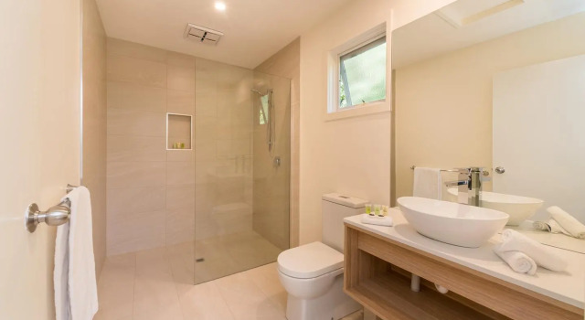 Люкс Deluxe с балконом Boathouse Resort Studios and Suites