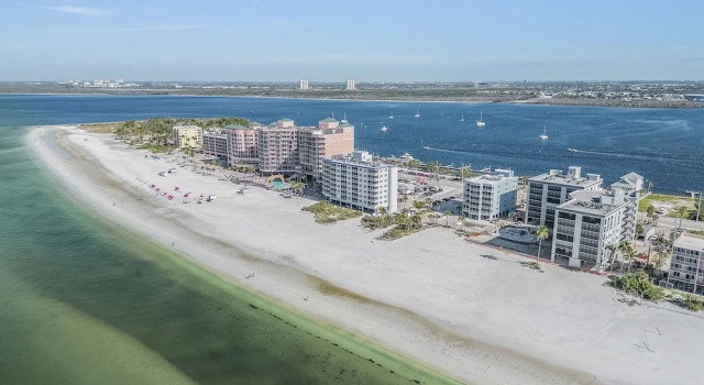 Номер Standard Beach Villas #401 - 250 Estero Blvd 2 Bedroom Condo by RedAwning