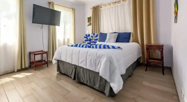 Elegant Condo with Brand-New Fixtures, Shaded Tropical Terrace, and Secluded Beach Access, Rezerwuj Apartament Hotele w Playa Flamingo z basenem, Basen