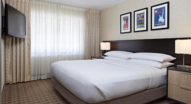Двухместный люкс с видом на бассейн DoubleTree Suites by Hilton Nashville Airport