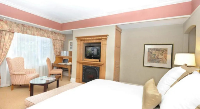 Номер Standard Old Mill Toronto Hotel