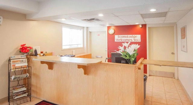 Econo Lodge Inn & Suites, Rezerwuj Hotel Hotele w Innisfail z parkingiem, Parking
