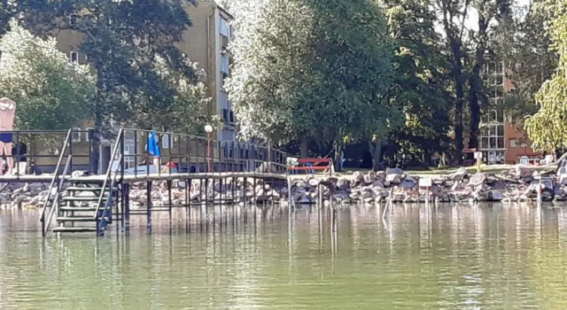 Vízparti gyermekbarát teljesen felújított Apartman, őrzött, saját strand, parkoló, étterem, Prenota Appartamento Balatonfenyves 
