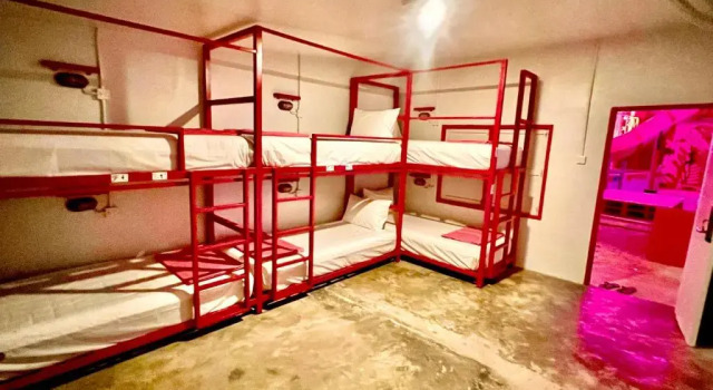 Кровать в общем номере Slumber Party Krabi