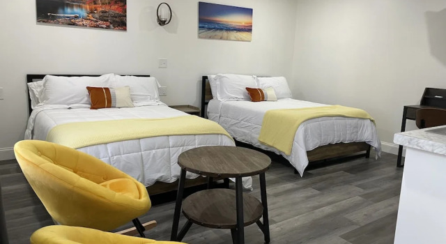Четырёхместный номер Standard Gatehouse Motel