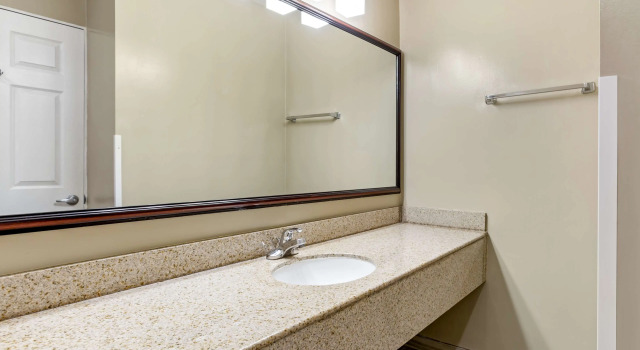 Четырёхместный номер Standard Best Western China Lake Inn