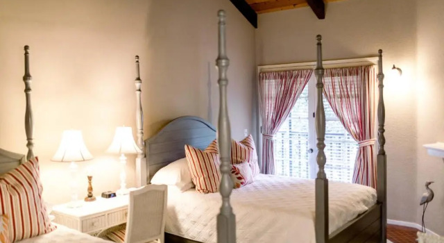 Четырёхместный номер Standard Merritt House Hotel