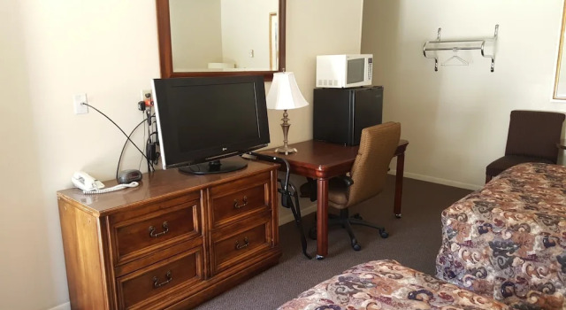 Четырёхместный номер Standard Amber Inn Motel