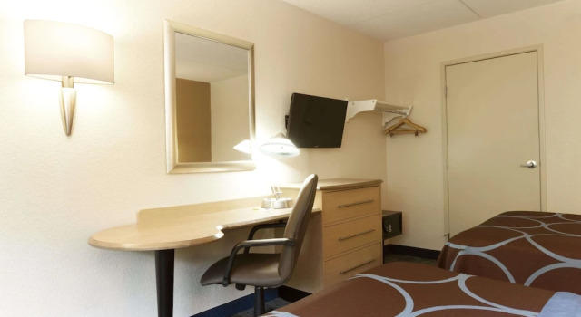 Четырёхместный номер Standard с балконом Days Inn by Wyndham Monmouth Junction-S Brunswick-Princeton