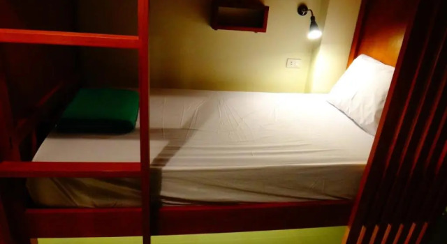 Кровать в общем номере Phangan Pearl Hostel