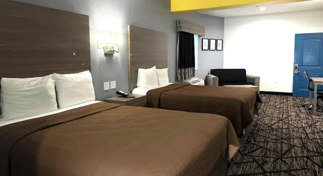Четырёхместный номер Standard с балконом Hotel Royale IAH Airport North Houston I-45