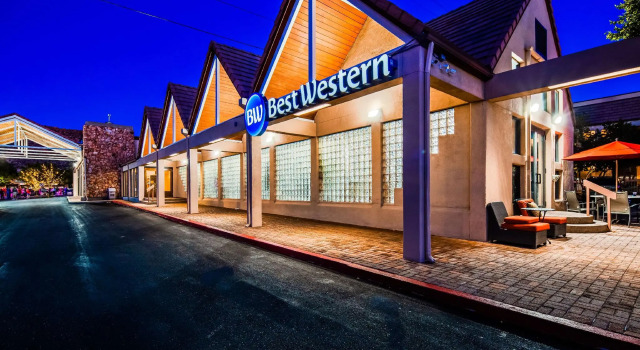 Кровать в общем номере Best Western Town and Country Inn