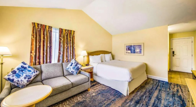 Люкс с балконом и с видом на озеро Kootenay Lakeview Resort, BW Signature Collection
