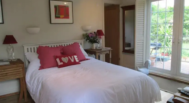 Smugglers B&B, Забронировать Отель «постель и завтрак» Гавань Чичестер Западный Суссекс, рядом с Thorney Island