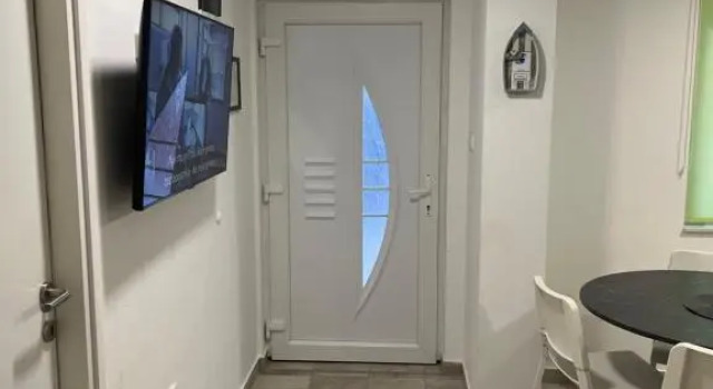 Apartman “Iva” 4+2, Забронировать Апартаменты/квартира Отели Шибенско-Книнская жупания с парковкой, Парковка