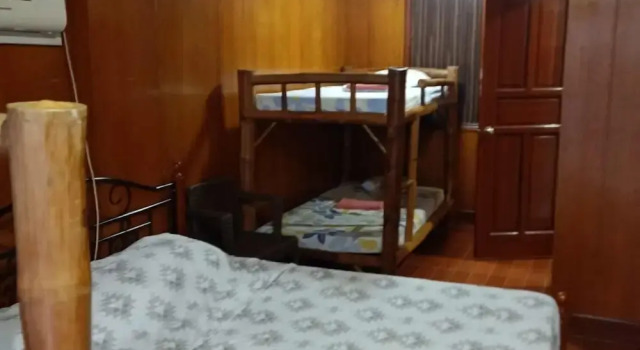 Кровать в общем номере с балконом Cebu Guest Inn