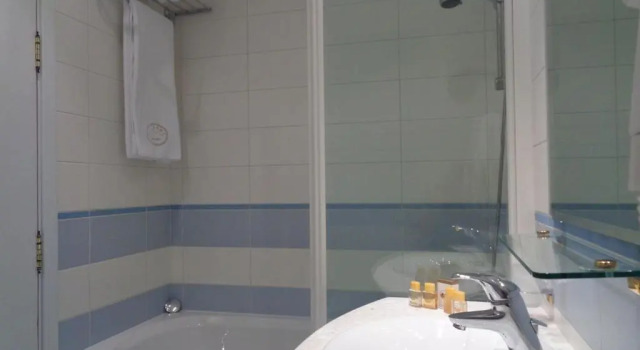Полулюкс Deluxe Hotel Park Central