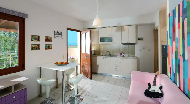 Charming Retro Studio With Shared Pool and View RU