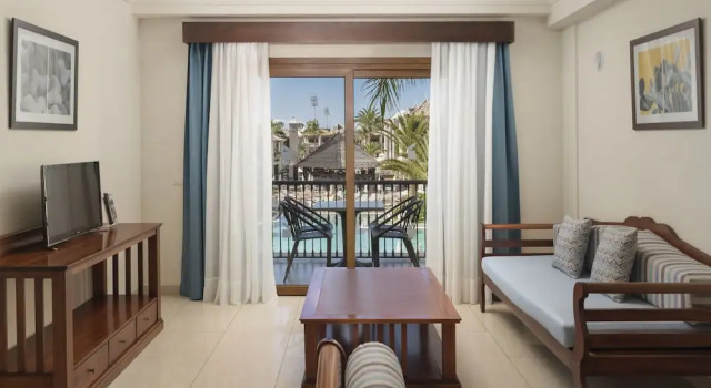 Люкс с видом на бассейн Marylanza Suites & Spa