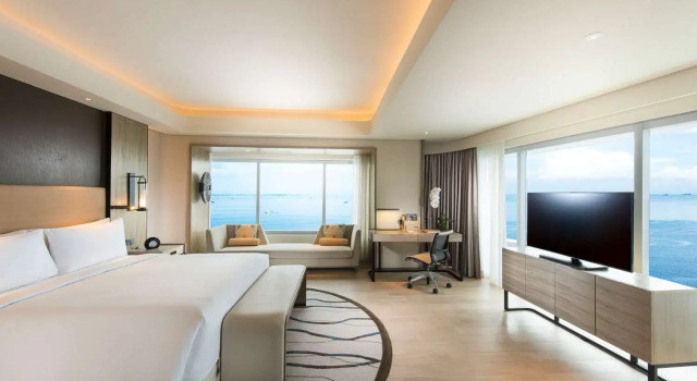 Двухместный номер Premier с видом на залив Conrad Manila