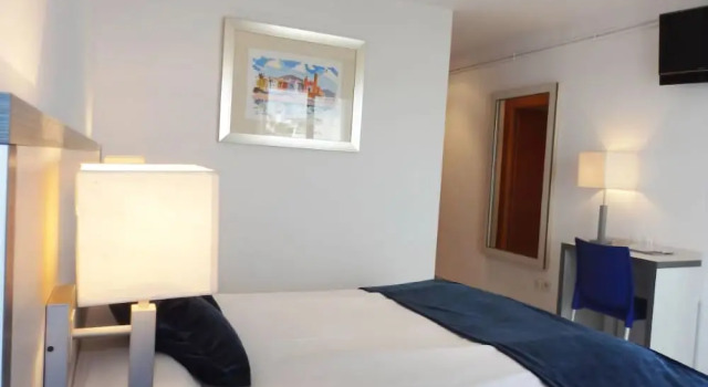 Parrots Sitges Hotel, Забронировать Отель Отели и гостиницы Ситжес, рядом с Церковь Св. Варфоломея и Св. Текли, Отель