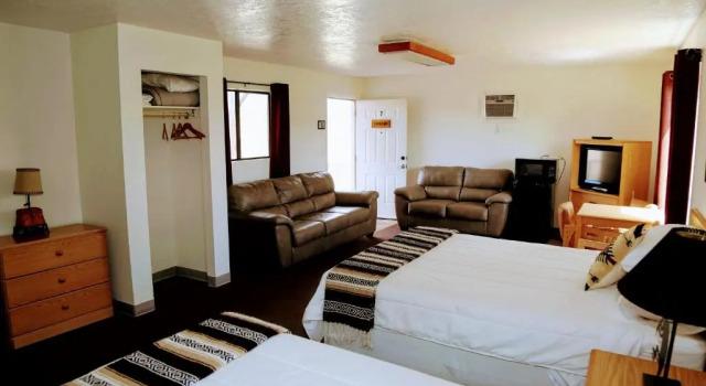 Четырёхместный семейный номер Standard The Riverside Ranch RV Park, Motel & Campground