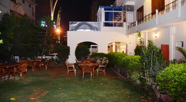 Кровать в общем номере Hotel Sugandh Retreat Near Bus Stand Jaipur