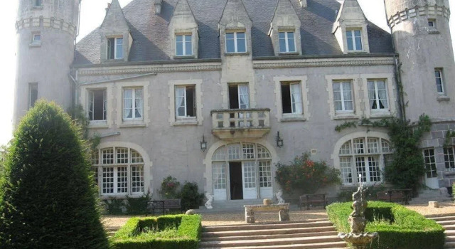 MONTBRUN, Book Hotel Hoteller i Coteaux-sur-Loire med pool, Swimmingpool