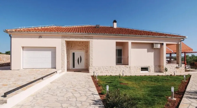 Beautiful Home in Gorica With Wifi and 4 Bedrooms, Book Hotel Hoteller i Gorica med parkering, Parkering