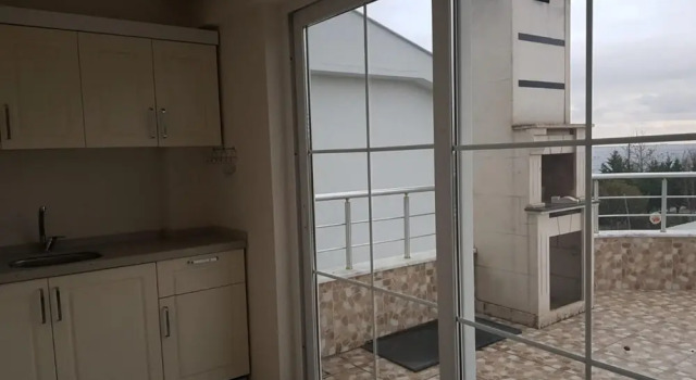Luxury Villa 50 m to Beach in Cinarcik, Varaa Villa Hotellit Marmara-alue pysäköinnillä, Pysäköinti
