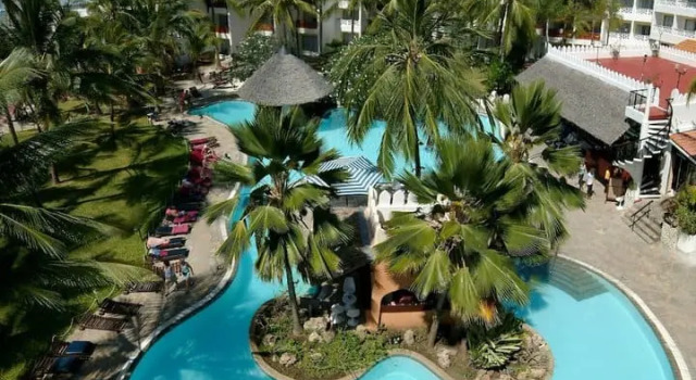 Кровать в общем номере Bamburi Beach homes
