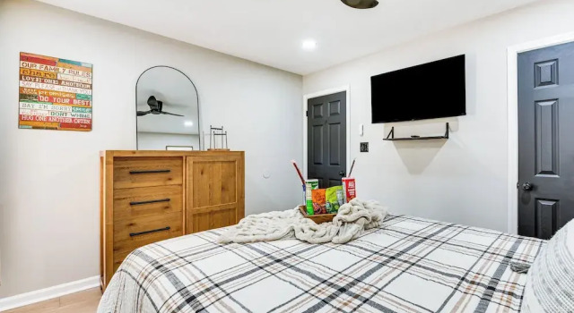 4 Mi to Airport: Atlanta Home w/ Deck & Hot Tub, Забронировать Дом для отпуска Виллы Колледж-Парк, Вилла