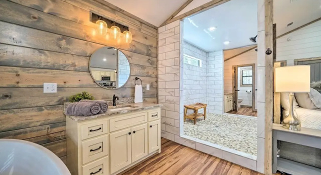 Апартаменты Chic Broken Bow Escape w/ Hot Tub & Fire Pit!
