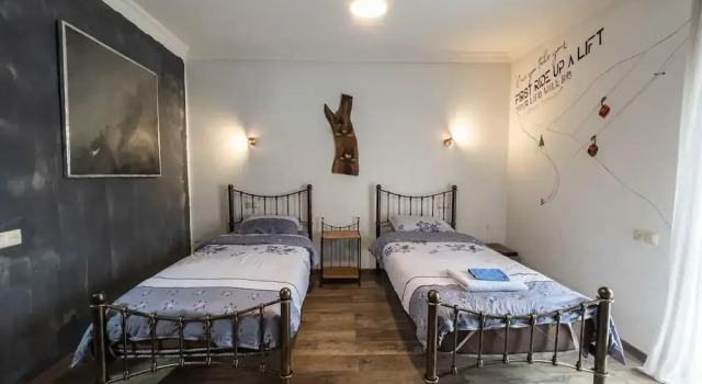 Korte Hotel Sleeps 14 With Courtyard