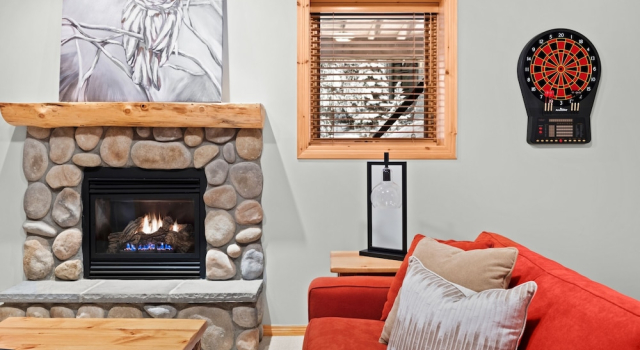 MODERN 4,500 sqft Ski Chalet: 5 Br + 6 Ba | Pool Table | Pool + PRIVATE Hot Tub, Réserver Chalet Cottages à Panorama, près de Toby, Cottage