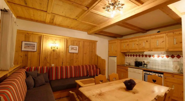 Hôtel 3 étoiles -Restaurant Le Pilatus Courchevel, Prenota Hotel Hotel a Alvernia con parcheggio, Parcheggio