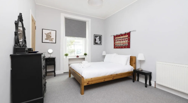 JOIVY Charming 1-Bed Ap Near Leith Links W/ Patio, Prenota Appartamento Hotel a Midlothian con parcheggio, Parcheggio