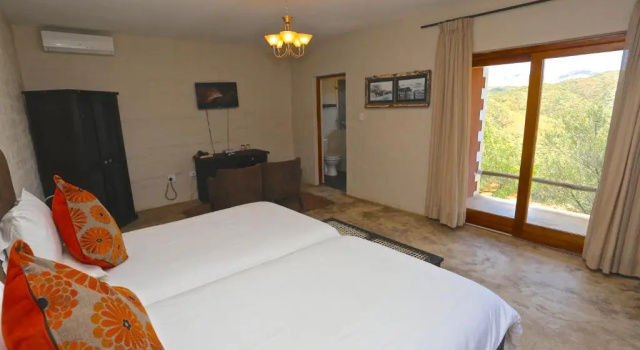 Standard Twin room River Crossing Lodge