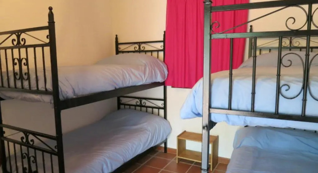 Кровать в общем номере Albergue Rural de Fuente Agria