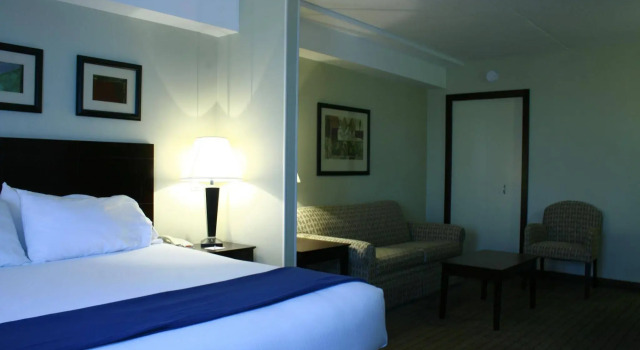 Holiday Inn Express and Suites Kincardine, Varaa Hotelli  