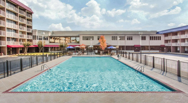 Номер Standard с балконом Baymont by Wyndham Fayetteville Fort Bragg Area