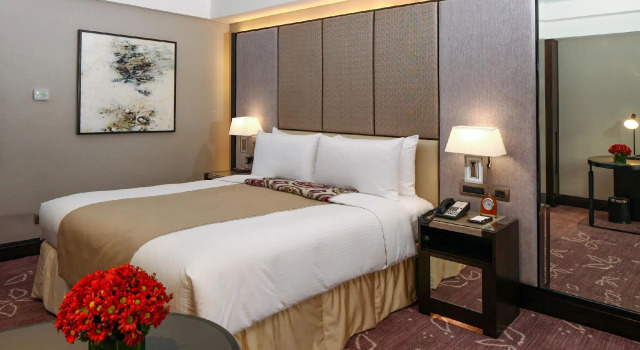 Двухместный номер Premier с видом на бассейн Diamond Hotel Philippines
