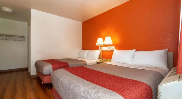 Четырёхместный номер Standard Motel 6-Palm Springs, CA - East - Palm Canyon