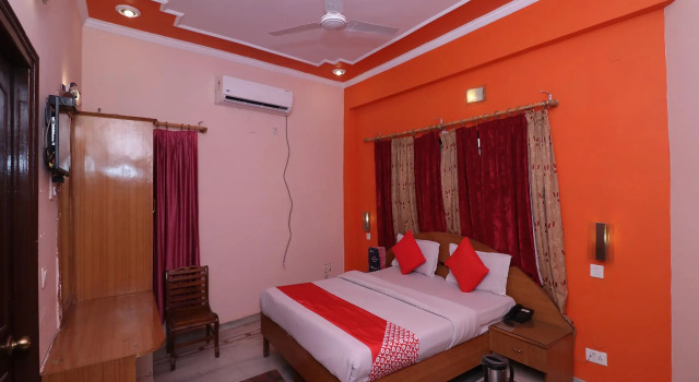 OYO 24340 Hotel Laxmi Palace