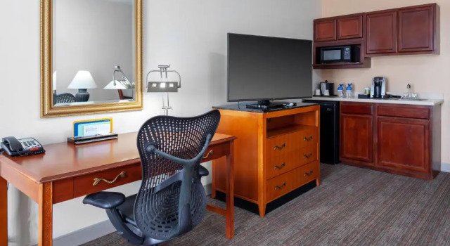 Двухместный люкс с джакузи c 1 комнатой Hilton Garden Inn Charlotte North
