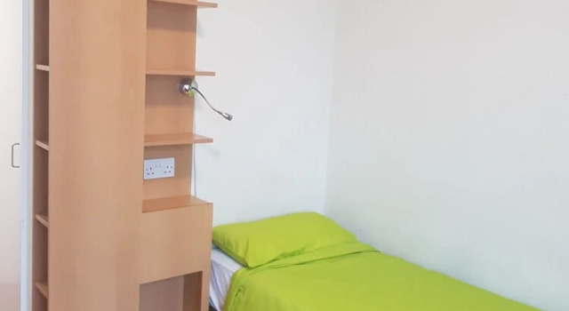 Кровать в общем номере (мужской номер) Friendship House