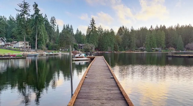 Коттедж Lake-view Woodinville Retreat w/ Hot Tub + Theater