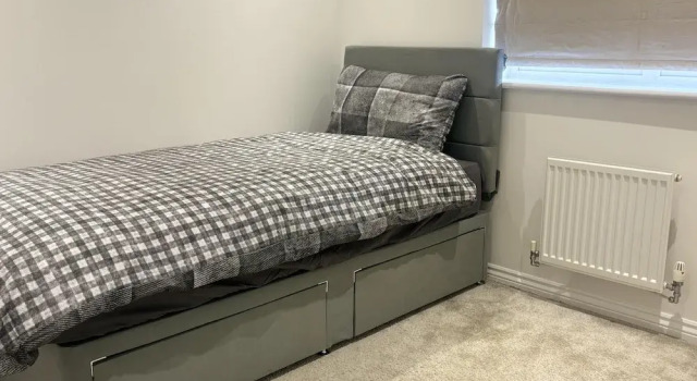 Immaculate 4-bed House in Horley, Забронировать Отель Отели Исторического графства Суссекса 3 звезды, 3*