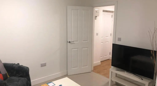2nd Floor Town Centre Apt with FREE Parking