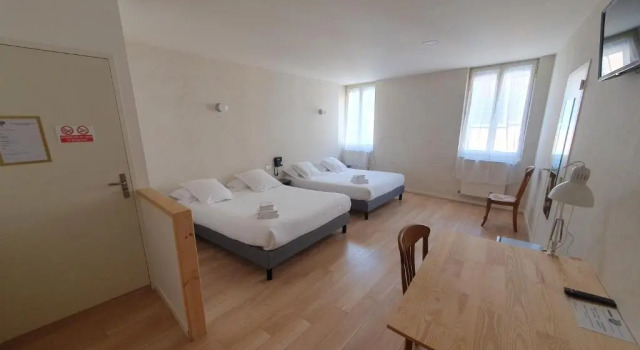 Четырёхместный номер Standard Logis Hôtel du Fer à Cheval